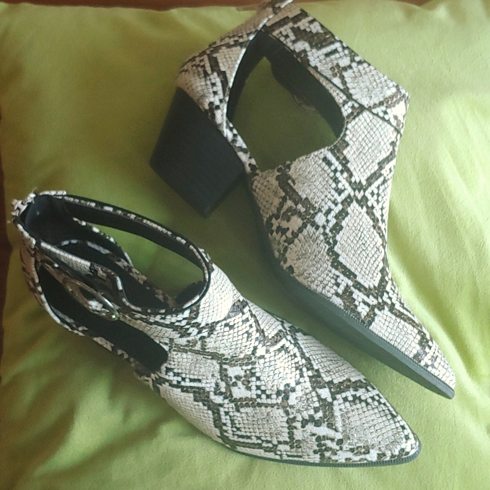 Qupid NWOT Faux Snakeskin Booties